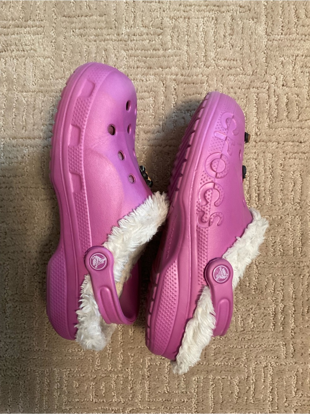 CROCS Pink Classic Lined Baya Clogs White Faux Fur Charms Women 7 EUC Cozy Girl - Picture 5 of 8